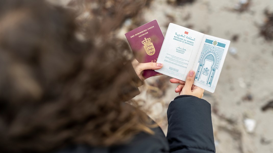 Det er nok ikke alle, der kan se den helt store betydning i, om man har et grønt marokkansk eller et rødt dansk pas, når man bor i Danmark. Men for Nadia viser det røde pas, at Danmark har taget hende til sig.