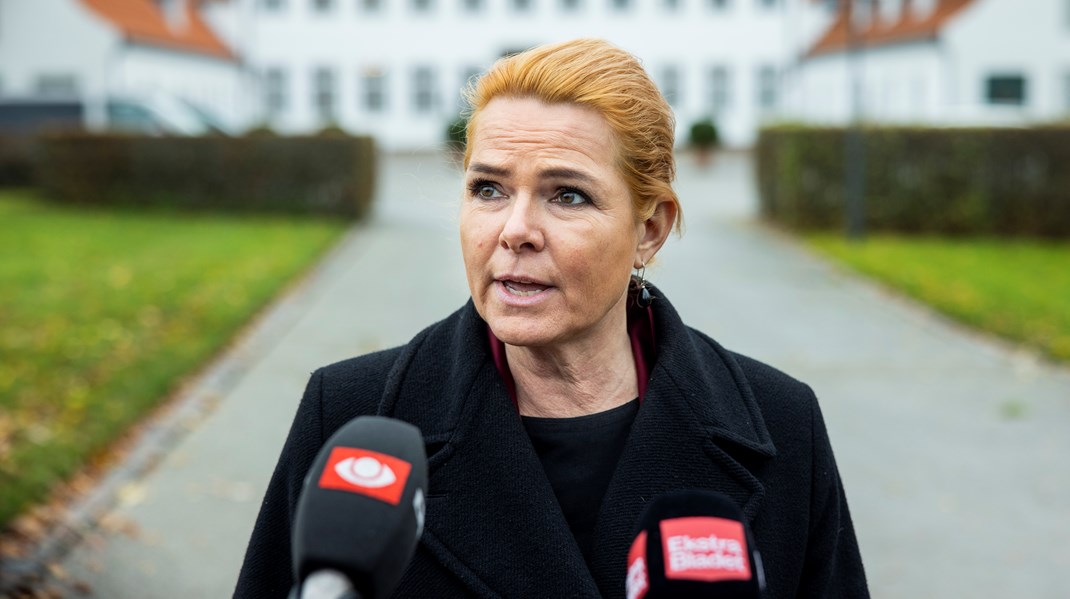 Kritikere af Inger Støjberg og hendes parti, Danmarksdemokraterne, har for vane at brokke sig over, at hun taler forskellene op og graver grøfterne dybere.
Nej, det gør hun ikke, skriver Søren Søndergaard.