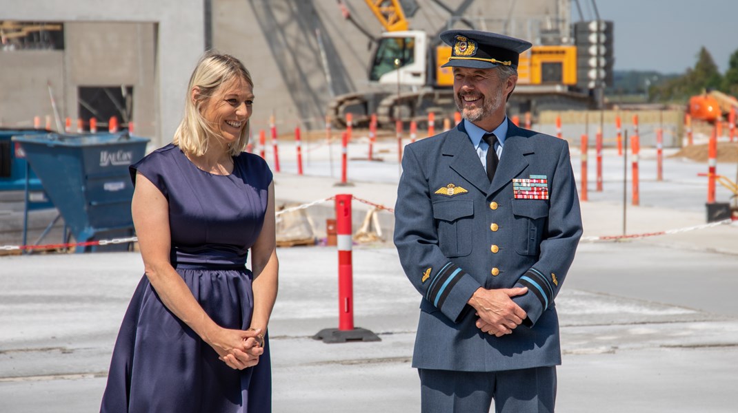 Daværende forsvarsminister Trine Bramsen (t.v.) og Hans Kongelige Højhed Kronprins Frederik (t.h.) ved rejsegilde for F-35-byggeriet i juni 2021.