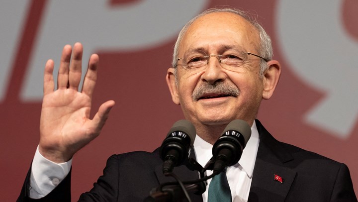 Den tidligere skatteinspektør Kemal Kilicdaroglu er formand for det socialdemokratiske parti CHP og udfordrer Erdogan ved valget den 14. maj. Hans afdæmpede facon står i skærende kontrast til den karismatiske og kontante Erdogan, og har givet ham øgenavnet 'Tyrkiets Ghandi'.