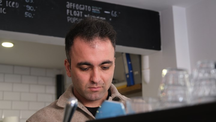 34-årige Cem har været vidne til mange kriser, siden han åbnede kaffebaren i Istanbuls Cihangir-kvarter i 2013. Ikke mindst inflationen kan mærkes.