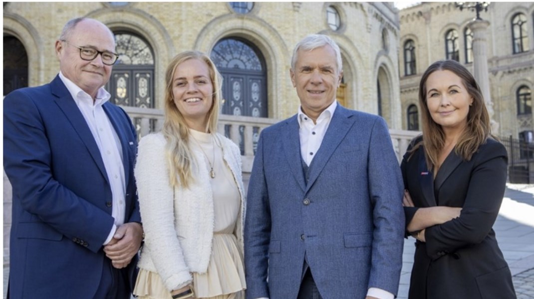 Bestyrelsen for Alrow Media efteråret 2022 foran Stortinget i Oslo ved åbningen af Altinget.no. Fra venstre Torben Laustsen, Anne Marie Kindberg, Rasmus Nielsen og Christina Sulebakk.
