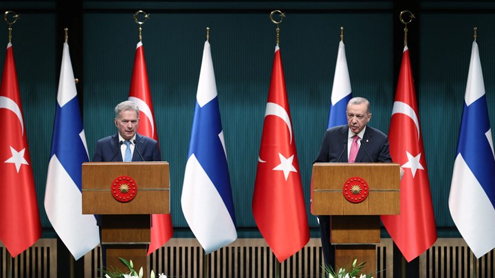 Mange mener, at det er usagligt af Tyrkiet at stille betingelser, der i sidste ende er af bilateral karakter, skriver Sten Rynning og Carsten Søndergaard.
