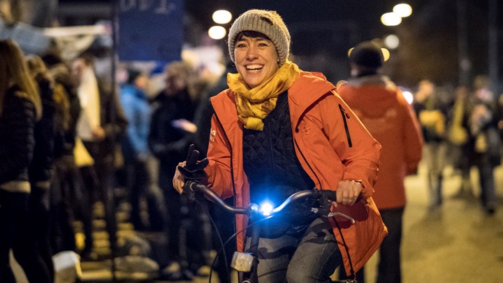 Ulla Lund under åbningsceremonien til Europæisk Kulturhovedstad, på cykel rundt for at kigge til de frivillige.