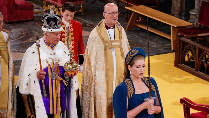 Kroningen af Storbritanniens Kong Charles III den 6. maj 2023 var én lang parade af symbolske handlinger.
