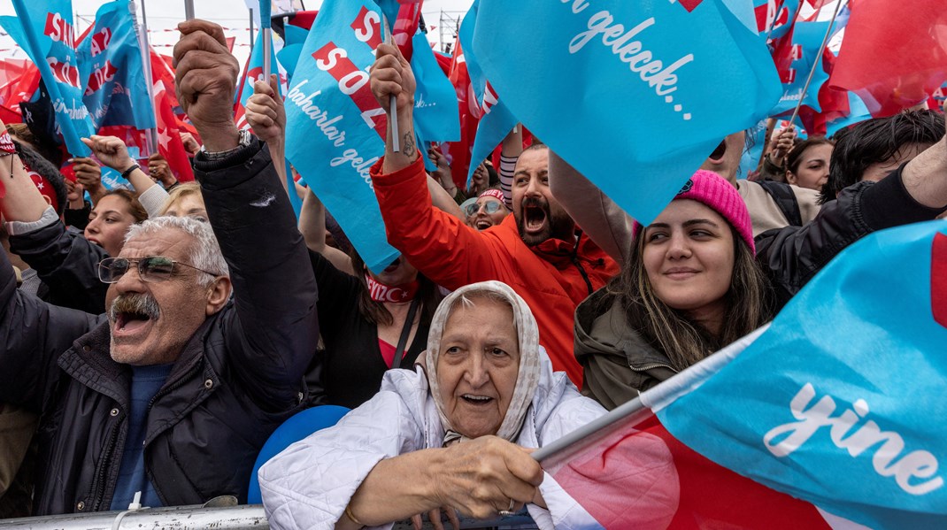 Til politisk rally i Istanbul. Både unge og gamle var mødt op for at høre og se oppositionens topkandidater tale.