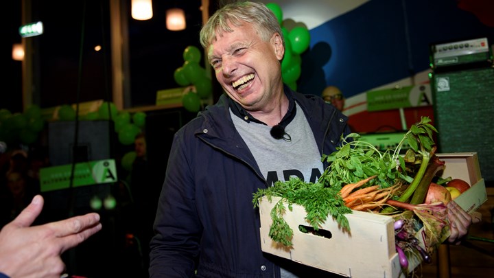 Uffe Elbæk med en kasse grønt på valgnatten i 2015.