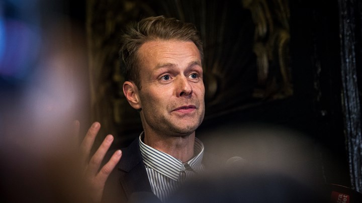 Niko Grünfeld måtte i 2018 forlade sin post som kultur- og fritidsborgmester i Københavns som følge af en række sager om for dyre møbler og fejlagtigt CV.