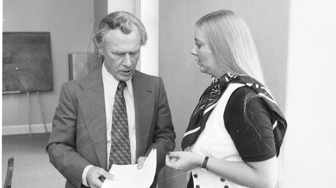 En yngre Lisbeth Knudsen med den mangeårige konservative statsminister Poul Schlüter.