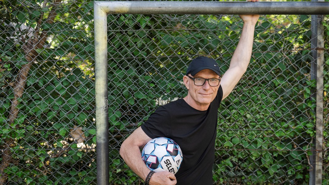 Søren Østergaard er selv fodboldtræner i sin fritid. Alligevel mener han ikke, det er uproblematisk, at idrætten er så dominerende i børn og unges analoge fritidsliv.