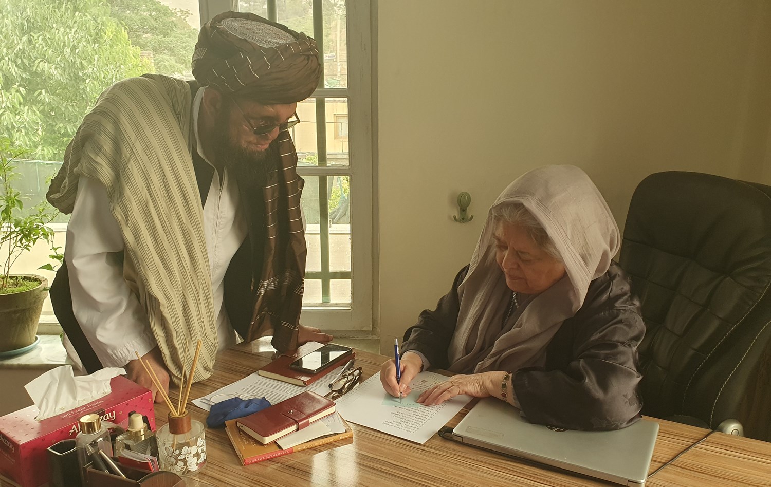 Departementschefen i Indenrigsministeriet, talibaneren Molvi Nikmal, udveksler telefonnummer med kvinderettighedsforkæmper Mahbouba Seraj, der er nomineret til Nobels Fredspris.
