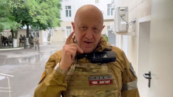 Wagner-gruppens leder Yevgeny Prigozhin taler i hovedkvarteret for den russiske sydlige hærs militære kommandocenter i byen Rostov-on-Don.