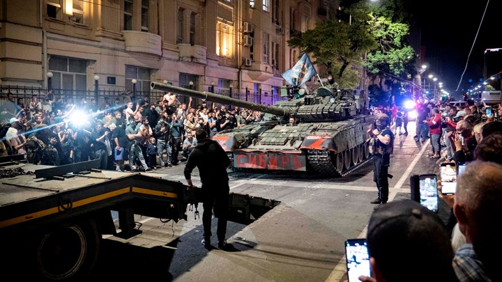 Medlemmer af Wagner-gruppen forbereder sig på at trække sig ud fra hovedkvarteret i det sydlige militærdistrikt for at vende tilbage til deres base i Rostov-ved-Don om aftenen 24. juni.