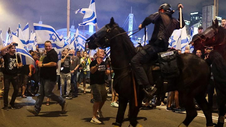Sammenstød mellem civile i protest mod den siddende regering og det israelske politi i Tel Aviv den 5. juli 2023.