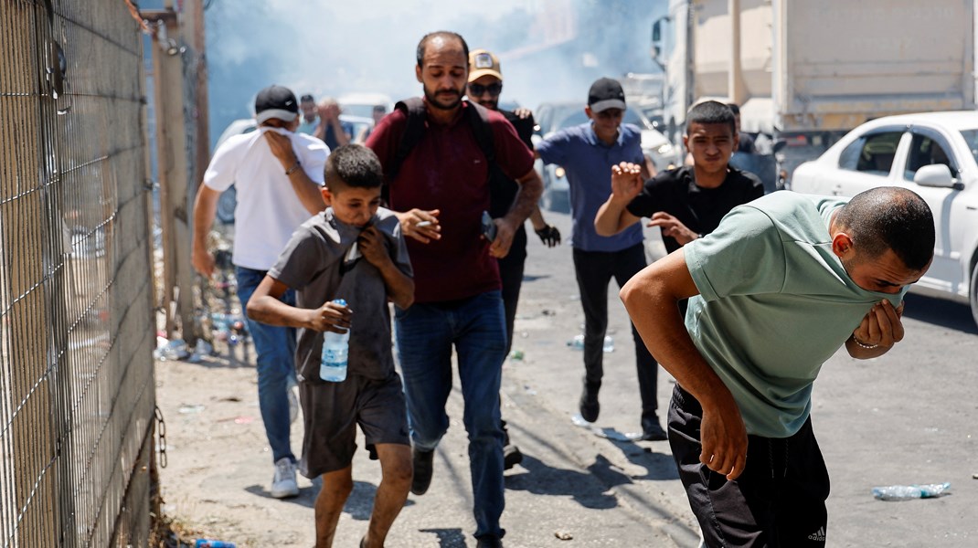 Beboer i Jenin, som er en by på Vestbredden, flygter fra et tåregas angreb, som det israelske militær har igangsat den 5. juli 2023.