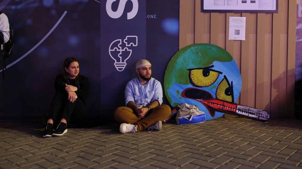 Belgiske Ali Niaz fra paraplyorganisationen Federation of Young European Greens venter utålmodigt på afgørelsen natten til søndag. 