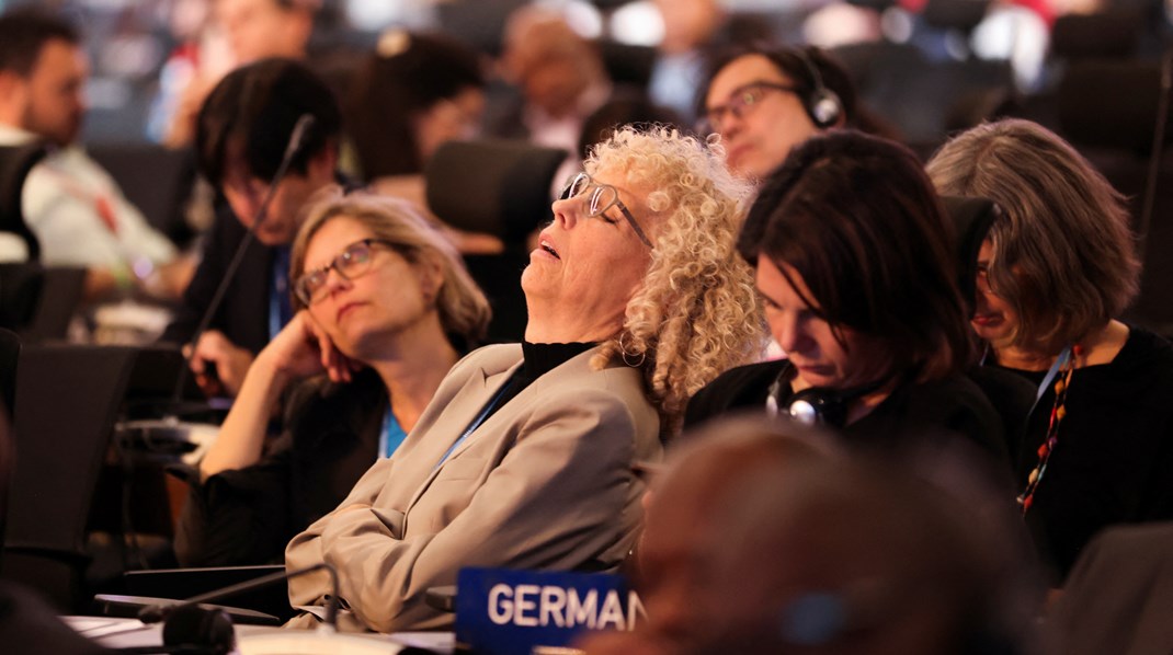 Tysklands klimaudsending, Jennifer Morgan, udenrigsminister Annalena Baerbock og andre trætte deltagere til det afsluttende møde i Sharm el-Sheikh, hvor alle verdens lande natten til søndag blev enige om en aftaletekst. 