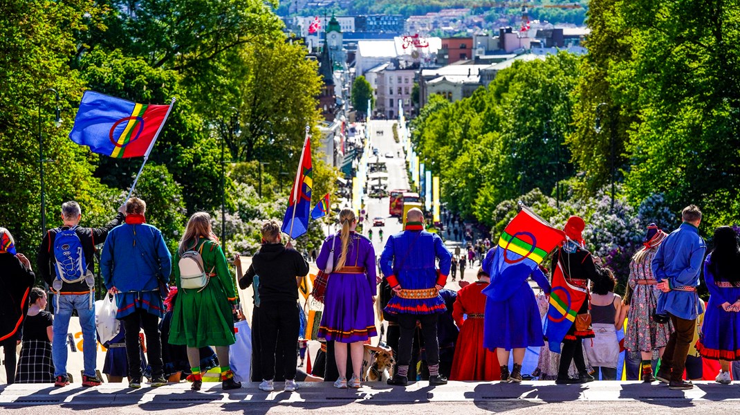 Samiske aktivister har flere gange demonstreret i Oslo i protest over, at regeringen ikke har fjernet de vindmøller, som ifølge den norske højesteret blev placeret i samisk område i strid med menneskerettighederne