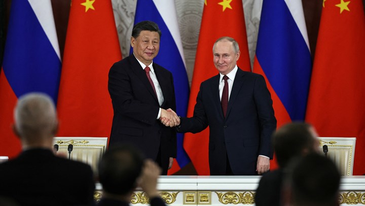 Kinas Xi Jinping og Ruslands Vladimir Putin er begge ledere af et autokratiske styre. Ligeså har de begge nogle målrettede storhedsvisioner for deres nationers fremtid. Her mødes de to statsledere i Moskva i april 2023. 