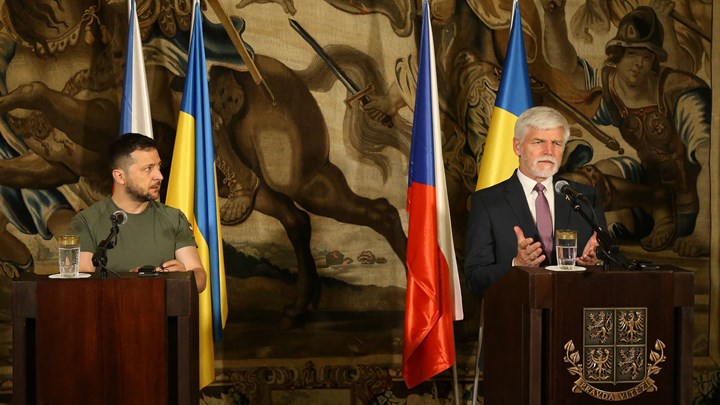 Kort efter sin valgsejr ringede den tjekkiste præsident  Petr Pavel ringede til Ukraines præsident Volodymyr Zelenskiy. Her mødes de to statsledere i Prag i juli 2023. 