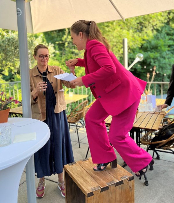 Det gør ikke noget, at ministerens jakkesæt også får anerkendelse fra den tyske minister – der både i forhold til køn, alder og baggrund minder meget om Marie Bjerre.