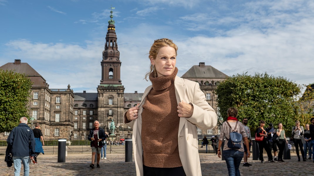 I mere end ti år har Pernille Skipper haft sin daglige gang i magtens centrum. Nu fortæller hun om de hårde, usynlige koder, der gennemsyrer det politiske spil på Christiansborg – og alle andre dele af samfundet.