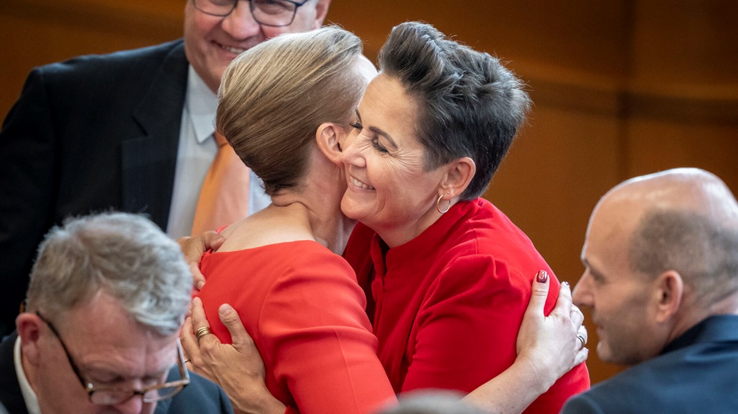Selv om den parlamentariske alliance er brudt, var der stadig plads til en rødklædt omfavnelse mellem statsminister Mette Frederiksen og SF-formand Pia Olsen Dyhr.
