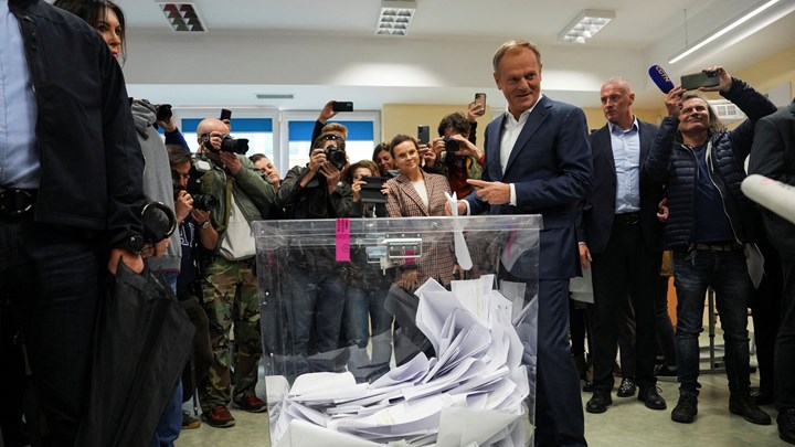 Donald Tusk, der er leder af det midtersøgende parti Borgerplatformen, afgiver sin stemme til det polske valg.