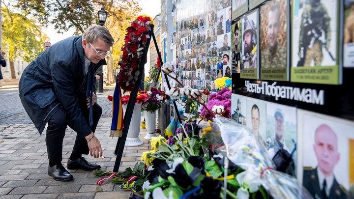 Tirsdag eftermiddag lagde Troels Lund Poulsen en blomsterkrans ved mindemuren for de faldne ukrainske soldater tæt ved St. Michael-katedralen i Kyiv.