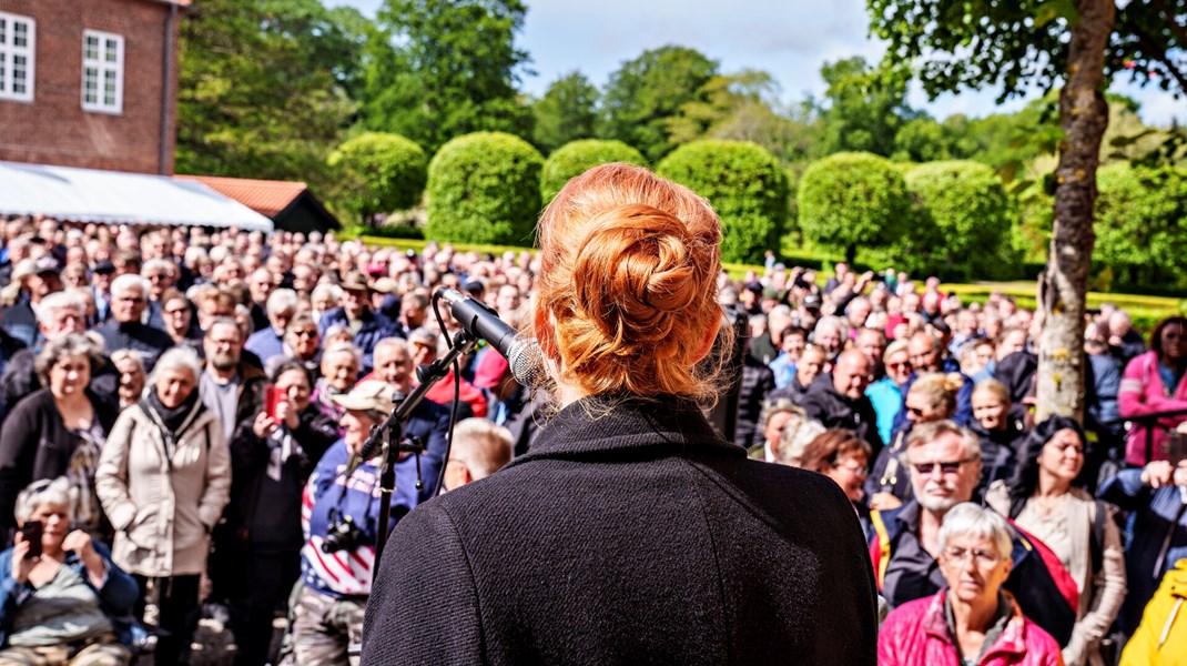 Fire Grafer Tager Temperaturen På Danmarksdemokraterne Og Inger ...