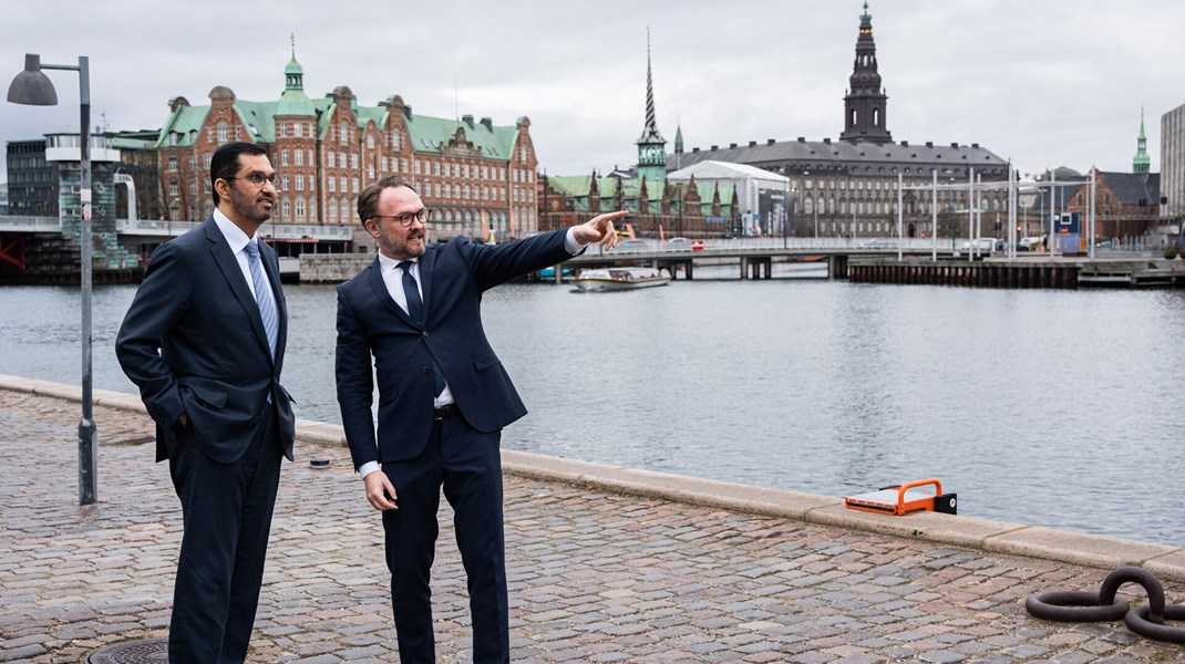 Dan Jørgensen viser retningen for COP-præsident Dr. Sultan Al Jabar fra De Forenede Emirater, da han var på besøg i København i marts.