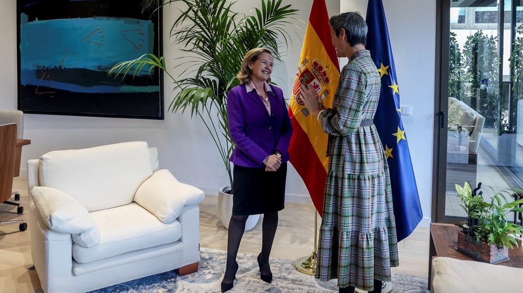 Det blev den spanske økonomiminister, Nadia Calviño (t.v.), der løb med jobbet som chef for Den Europæiske Investeringsbank.