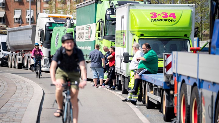 Adskillige lastbiler og lastbilchauffører samlede sig foran Christiansborg i maj for at protestere imod den kilometerbaserede vejafgift, der betyder, at chaufførerne skal betale en afgift, målt efter hvor langt de kører.