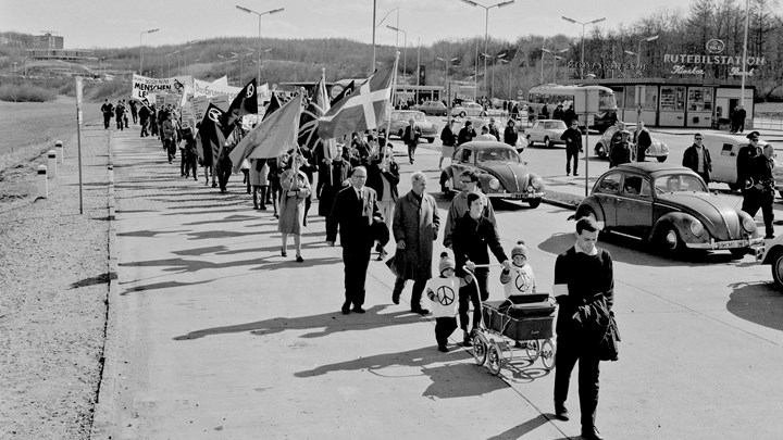 Dansk/tysk atommarch mellem Haderslev og Flensborg i påsken 1963. Atommarcherne opstod under den Kolde Krig som en protest mod atomvåben og oprustning, men fortsatte i slutningen af 1970'erne og 1980'erne også som en protest mod atomkraft som energikilde.