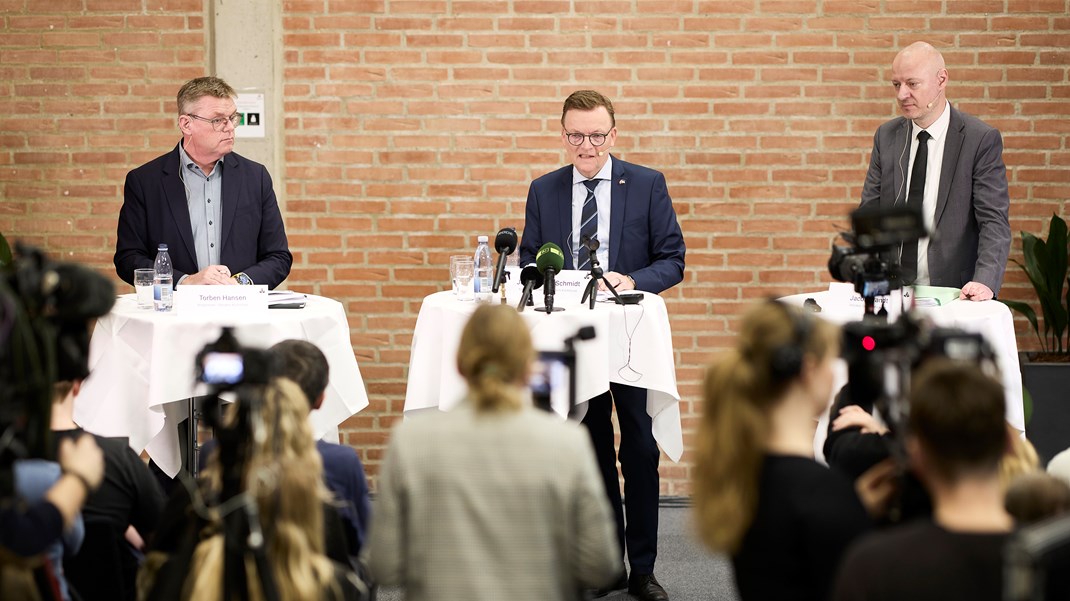 Randers Kommune holdt tirsdag pressemøde om en ny advokatvurdering i Nordic Waste-sagen. Her deltog S-borgmester Torben Hansen (tv.), kommunaldirektør Jesper Kaas Schmidt (mf.) samt Codex-advokat Jacob Brandt (th.).