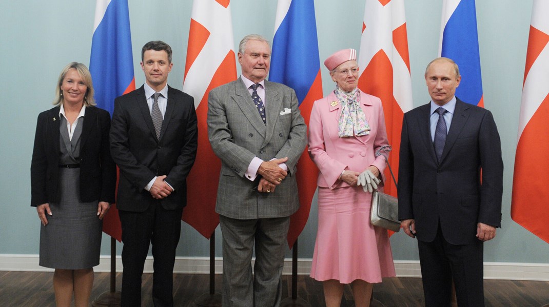 Dronning Margrethe, kong Frederik (daværende kronprins) og prins Henrik besøgte i 2011 Ruslands præsident Vladimir Putin i Moskva sammen med daværende udenrigsminister Lene Espersen (K).