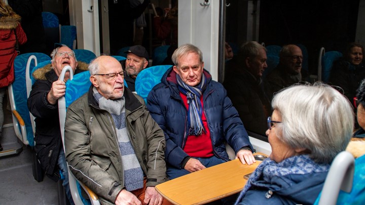 En række af Sparkærs borgere hoppede på det første tog nogensinde, der stoppede i Sparkær 11. december 2022 klokken 07.13.