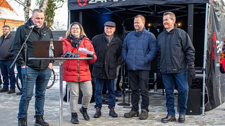 Kristian Olesen og resten af toggruppen holder tale for de fremmødte i Sparkær ved åbningen af det nye trinbræt.
