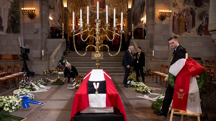 De sidste forberedelser, inden folk ankom til Viborg Domkirke. På kisten sad kommandørkorset af Dannebrogsordenen, som den konservative formand blev benådet med af dronning Margrethe i 2018. Og på en opsats til højre for kisten stod en krans fra kongeparret.