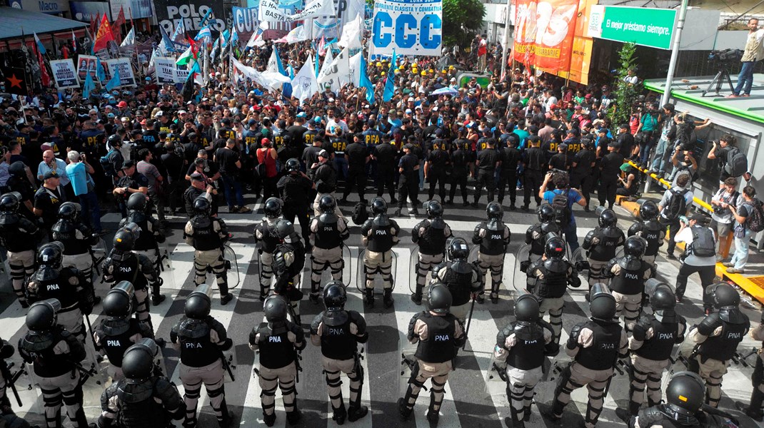 Sociale organisationer demonstrerer i marts måned i hovedstaden Buenos Aires mod nogle af regeringens nedskæringer, som vil ramme flere af samfundets sårbare befolkningsgrupper. 