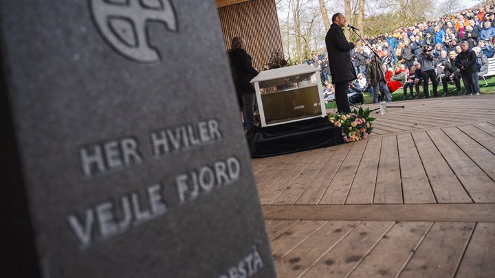 Greenpeace og Danmarks Sportsfiskerforbundet har fået lavet en gravsten til Vejle Fjord. Den skal nu sænkes ned i fjorden og være en del af et af de stenrev, som skal være med til at genoprette naturen på havbunden.