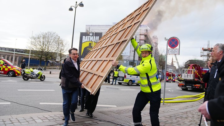 Dansk Erhvervs administrerende direktør, Brian Mikkelsen, hjælper med at redde historiske kunstmalerier ud af det brændende Børsen.