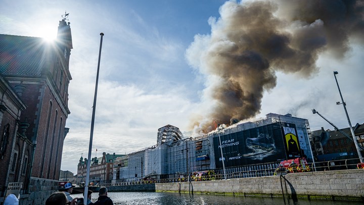 Klokken 12.57 hænger røgen fortsat over Børsen-bygningen på Slotsholmen i København.
