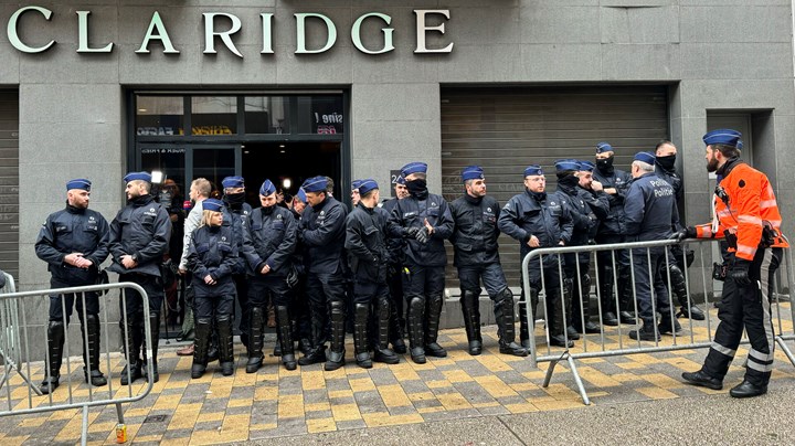 Tirsdag eftermiddag forhindrede politiet både gæster og talere i at komme ind i festsalen Claridge i Bruxelles-kommunen Saint-Josse.