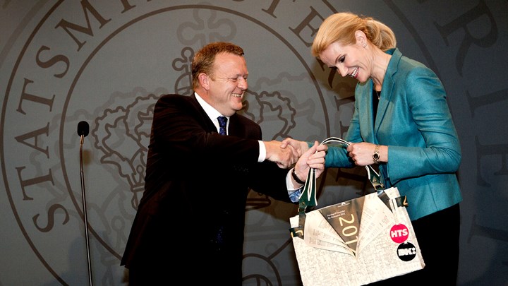 Lars Løkke Rasmussen overdrager Statsministeriet til Helle Thorning-Schmidt efter folketingsvalget i 2011. I gave fik hun en taske, der spillede kærligt på øgenavnet 