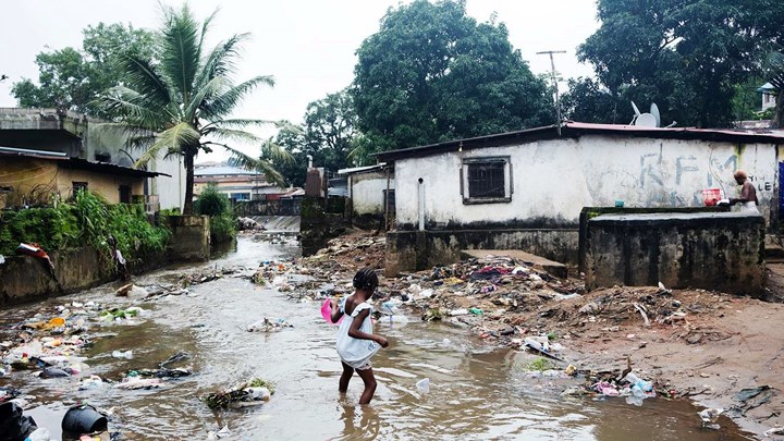 Når regnen falder kraftigt i Freetown, Sierra Leone, går floden ofte over sine
bredder og oversvømmer de omkringliggende huse. Der er kun en enkelt bro til
rådighed. 