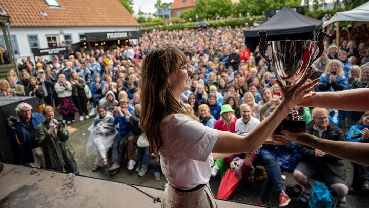 Sofie Mosgaard er vinderen af DM i debat 2024. Hun er den fjerde kvinde, der vinder pokalen.