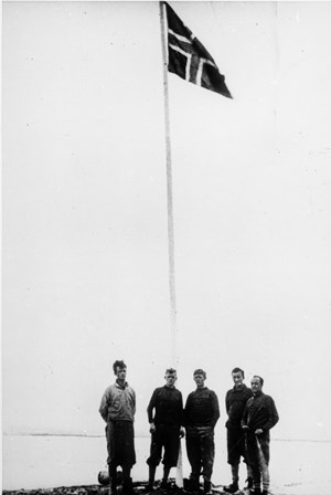 Norske fangstmænd hejste i 1931 det norske flag i Østgrønland. Under to uger efter erklærede den norske regering en del af Østgrønland for besat. 
