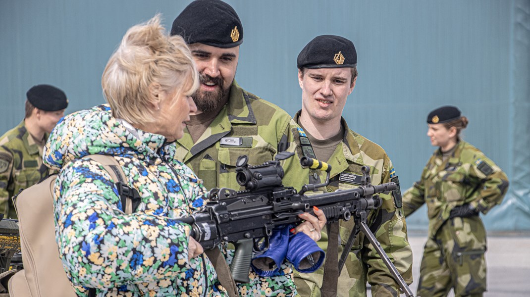 De svenske soldater instruerer danskerne i, hvordan man anvender deres våben. Her et maskingevær.