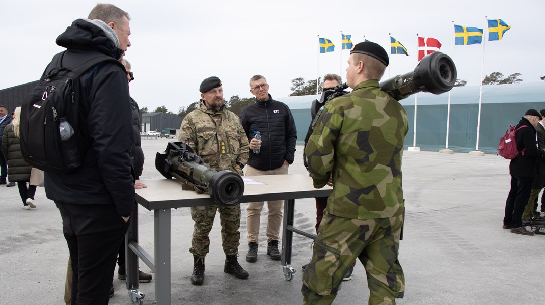 Soldaten Malte demonstrerer, hvordan man affyrer et NLAW-missil.